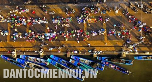 Người dân trao đổi, mua bán thủy hải sản tại chợ cá Hà Tiên - một nét đặc trưng của vùng biển Tây Nam. Ảnh: An Hiếu Người dân trao đổi, mua bán thủy hải sản tại chợ cá Hà Tiên - một nét đặc trưng của vùng biển Tây Nam. Ảnh: An Hiếu