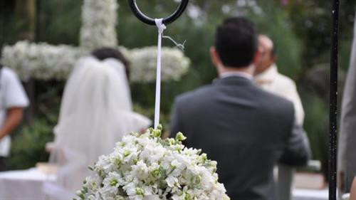 Nhật Bản: Trong đám cưới truyền thống ở Nhật Bản, cô dâu sẽ mặc kimono trắng và đôi khi phủ trắng từ đầu tới chân để tượng trưng cho sự thuần khiết. Tuy nhiên, ngày nay các cô dâu đã thay đổi phong cách từ kimono trắng sang kimono đỏ và sau đó là váy cưới kiểu phương Tây. Ấn Độ: Đám cưới ở Ấn Độ rất khác nhau tùy vào từng vùng miền và tôn giáo. Hầu hết các đám cưới đều tuân theo các lễ nghi truyền thống. Một phần linh thiêng nhất trong đám cưới là lễ Mehendi khi mà cô dâu sẽ được vẽ henna lên tay và chân. Trung Quốc: Ở Trung Quốc, trong đám cưới truyền thống cô dâu sẽ mặc đồ màu đỏ với các họa tiết hình rồng phượng bởi màu sắc này tượng trưng cho sự may mắn và tránh xa tà ma. Vào ngày cưới, để rước cô dâu về nhà mình, chú rể sẽ phải lì xì cho bạn bè của cô dâu. Mauritania: Tại quốc gia Tây Phi này, một người phụ nữ đầy đặn được cho là sẽ mang tới may mắn và sự giàu sang cho cuộc hôn nhân. Vì thế, các cô dâu Mauritania thường ăn rất nhiều trước ngày cưới. Tuy nhiên, điều này cũng có mặt trái bởi nhiều phụ nữ Mauritania bị ép ăn nhiều đến béo phì để thu hút nam giới. Jamaica: Ở đất nước Jamaica, đám cưới là một sự kiện trọng đại của cả cộng đồng. Đám cưới ở Jamaica có rất nhiều bánh ngọt. Những người phụ nữ đã kết hôn sẽ mặc váy trắng và mang bánh tới đám cưới với hàm ý chúc cô dâu một tương lai hạnh phúc. Đức: Truyền thống Polterabend của Đức diễn ra ngay đêm trước lễ cưới. Từ này dịch ra có nghĩa là “đêm đập phá” mà theo đó những chiếc bát đĩa mang đến sẽ được đập đi với ý nghĩa cầu chúc may mắn cho cô dâu và chú rể. Afghanistan: Màu sắc phổ biến trong đám cưới ở Afghanistan là màu xanh, tượng trưng cho thiên đường và sự thịnh vượng. Các cô dâu sẽ được vẽ henna lên tay trước lễ cưới. Lễ cưới ở đây diễn ra trong 3 ngày theo cả nghi thức tôn giáo và tổ chức tiệc với sự tham gia của gia đình và bạn bè hai bên. Mexico: Các đám cưới Mexico thường rất rực rỡ và chịu ảnh hưởng bởi tôn giáo. Trong đám cưới, chú rể sẽ đưa cho cô dâu 13 đồng tiền vàng tượng trưng cho chúa Jesus và 12 môn đệ. Sau khi cô dâu và chú rể thề ước với nhau, mục sư sẽ quấn một sợi dây hoặc vòng hoa quanh cổ họ với ý nghĩa về sự gắn kết bên nhau. Italy: Hầu hết các cô dâu đều mặc váy trắng với mạng che mặt nhưng ở Tuscany, màu sắc truyền thống của váy cô dâu là màu đen. Trong lễ cưới, mọi người sẽ tung cánh hoa hồng hoặc hoa giấy về phía cô dâu và chú rể. Ngoài ra, các vị khách sẽ được tặng hạnh nhân bọc đường như một hương vị của lễ cưới. Đám cưới là một sự kiện trọng đại dù bạn sống ở đâu. Dù đám cưới được tổ chức theo nghi thức nào thì điều quan trọng nhất vẫn là tình yêu giữa cô dâu và chú rể cũng như niềm vui của gia đình và bạn bè hai bên khi tham dự. Nhật Bản: Trong đám cưới truyền thống ở Nhật Bản, cô dâu sẽ mặc kimono trắng và đôi khi phủ trắng từ đầu tới chân để tượng trưng cho sự thuần khiết. Tuy nhiên, ngày nay các cô dâu đã thay đổi phong cách từ kimono trắng sang kimono đỏ và sau đó là váy cưới kiểu phương Tây. Ấn Độ: Đám cưới ở Ấn Độ rất khác nhau tùy vào từng vùng miền và tôn giáo. Hầu hết các đám cưới đều tuân theo các lễ nghi truyền thống. Một phần linh thiêng nhất trong đám cưới là lễ Mehendi khi mà cô dâu sẽ được vẽ henna lên tay và chân. Trung Quốc: Ở Trung Quốc, trong đám cưới truyền thống cô dâu sẽ mặc đồ màu đỏ với các họa tiết hình rồng phượng bởi màu sắc này tượng trưng cho sự may mắn và tránh xa tà ma. Vào ngày cưới, để rước cô dâu về nhà mình, chú rể sẽ phải lì xì cho bạn bè của cô dâu. Mauritania: Tại quốc gia Tây Phi này, một người phụ nữ đầy đặn được cho là sẽ mang tới may mắn và sự giàu sang cho cuộc hôn nhân. Vì thế, các cô dâu Mauritania thường ăn rất nhiều trước ngày cưới. Tuy nhiên, điều này cũng có mặt trái bởi nhiều phụ nữ Mauritania bị ép ăn nhiều đến béo phì để thu hút nam giới. Jamaica: Ở đất nước Jamaica, đám cưới là một sự kiện trọng đại của cả cộng đồng. Đám cưới ở Jamaica có rất nhiều bánh ngọt. Những người phụ nữ đã kết hôn sẽ mặc váy trắng và mang bánh tới đám cưới với hàm ý chúc cô dâu một tương lai hạnh phúc. Đức: Truyền thống Polterabend của Đức diễn ra ngay đêm trước lễ cưới. Từ này dịch ra có nghĩa là “đêm đập phá” mà theo đó những chiếc bát đĩa mang đến sẽ được đập đi với ý nghĩa cầu chúc may mắn cho cô dâu và chú rể. Afghanistan: Màu sắc phổ biến trong đám cưới ở Afghanistan là màu xanh, tượng trưng cho thiên đường và sự thịnh vượng. Các cô dâu sẽ được vẽ henna lên tay trước lễ cưới. Lễ cưới ở đây diễn ra trong 3 ngày theo cả nghi thức tôn giáo và tổ chức tiệc với sự tham gia của gia đình và bạn bè hai bên. Mexico: Các đám cưới Mexico thường rất rực rỡ và chịu ảnh hưởng bởi tôn giáo. Trong đám cưới, chú rể sẽ đưa cho cô dâu 13 đồng tiền vàng tượng trưng cho chúa Jesus và 12 môn đệ. Sau khi cô dâu và chú rể thề ước với nhau, mục sư sẽ quấn một sợi dây hoặc vòng hoa quanh cổ họ với ý nghĩa về sự gắn kết bên nhau. Italy: Hầu hết các cô dâu đều mặc váy trắng với mạng che mặt nhưng ở Tuscany, màu sắc truyền thống của váy cô dâu là màu đen. Trong lễ cưới, mọi người sẽ tung cánh hoa hồng hoặc hoa giấy về phía cô dâu và chú rể. Ngoài ra, các vị khách sẽ được tặng hạnh nhân bọc đường như một hương vị của lễ cưới. Đám cưới là một sự kiện trọng đại dù bạn sống ở đâu. Dù đám cưới được tổ chức theo nghi thức nào thì điều quan trọng nhất vẫn là tình yêu giữa cô dâu và chú rể cũng như niềm vui của gia đình và bạn bè hai bên khi tham dự.