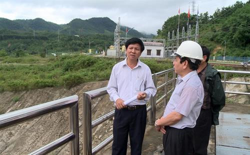 Đoàn công tác của UBND tỉnh Quảng Ngãi, do Phó Chủ tịch Đặng Văn Minh dẫn đầu, đi kiểm tra thực tế quy trình vận hành điều tiết chống lũ tại hồ chứa nước Nước Trong (huyện Sơn Hà) và hồ thủy điện Đắkđrinh (huyện Sơn Tây). Ảnh: Phước Ngọc - TTXVN