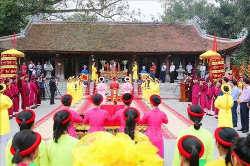 Đội tế nữ thực hành các nghi thức tế Tổ Mẫu Âu Cơ. Ảnh: Trung Kiên - TTXVN