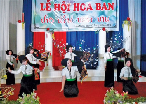 Một tiết mục văn nghệ được biểu diễn tại đêm hội.