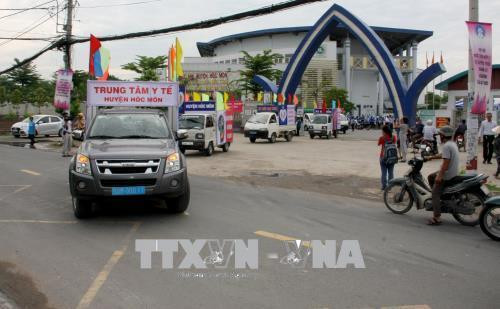 Các đội tuyên truyền lưu động ra quân thực hiện Chiến dịch trên địa bàn huyện Hóc Môn. Ảnh: Tiến Lực - TTXVN