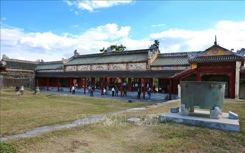 Khách du lịch tham quan Khu di tích Đại nội-Huế. Ảnh: Hồ Cầu-TTXVN Khách du lịch tham quan Khu di tích Đại nội-Huế. Ảnh: Hồ Cầu-TTXVN