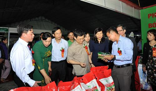 Các đại biểu thăm quan các gian hàng tại hội chợ. Ảnh: Quang Cường – TTXVN Các đại biểu thăm quan các gian hàng tại hội chợ. Ảnh: Quang Cường – TTXVN