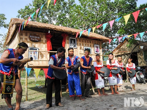 Đội mã la của cộng đồng người Raglai ở xã Vĩnh Hải ( Ninh Hải) tham dự Ngày hội Văn hóa dân tộc Raglai- Ninh Thuận, tổ chức vào tháng 8-2013 tại huyện Bác Ái. Đội mã la của cộng đồng người Raglai ở xã Vĩnh Hải ( Ninh Hải) tham dự Ngày hội Văn hóa dân tộc Raglai- Ninh Thuận, tổ chức vào tháng 8-2013 tại huyện Bác Ái.