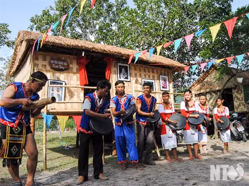 Đội mã la của cộng đồng người Raglai ở xã Vĩnh Hải ( Ninh Hải) tham dự Ngày hội Văn hóa dân tộc Raglai- Ninh Thuận, tổ chức vào tháng 8-2013 tại huyện Bác Ái.