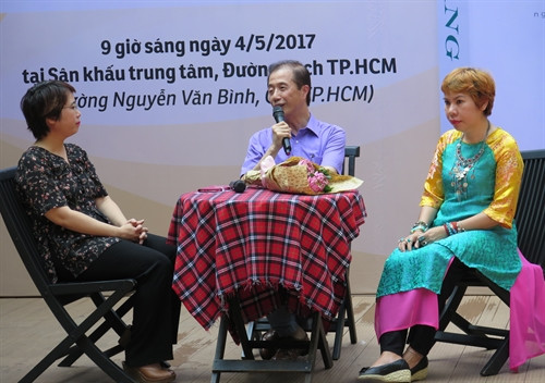 Tác giả Trần Quốc Quân (ngồi giữa) tại buổi giao lưu và ra mắt sách