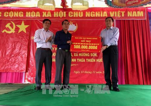 Chủ tịch Ủy ban Trung ương MTTQ Việt Nam Trần Thanh Mẫn thay mặt Ban Cứu trợ Trung ương trao 500 triệu đồng hỗ trợ cho tỉnh Thừa Thiên - Huế. Ảnh: Huyền Trang – TTXVN Chủ tịch Ủy ban Trung ương MTTQ Việt Nam Trần Thanh Mẫn thay mặt Ban Cứu trợ Trung ương trao 500 triệu đồng hỗ trợ cho tỉnh Thừa Thiên - Huế. Ảnh: Huyền Trang – TTXVN