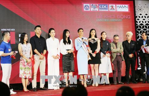 Hoa hậu hoàn vũ Việt Nam 2017 H’Hen Niê cùng các nghệ sĩ hưởng ứng chiến dịch K=K. Ảnh: Đinh Hằng – TTXVN Hoa hậu hoàn vũ Việt Nam 2017 H’Hen Niê cùng các nghệ sĩ hưởng ứng chiến dịch K=K. Ảnh: Đinh Hằng – TTXVN