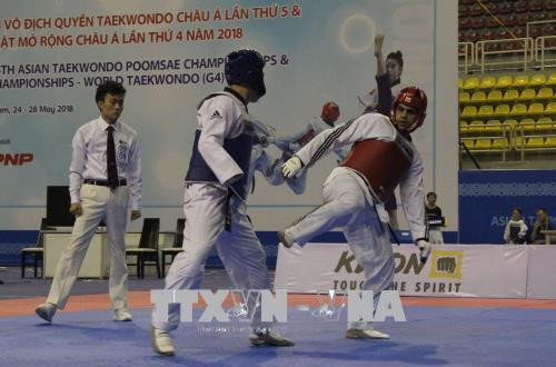 Các vận động viên Taekwondo khuyết tật thi đấu nội dung đối kháng. Ảnh: Xuân Dự - TTXVN