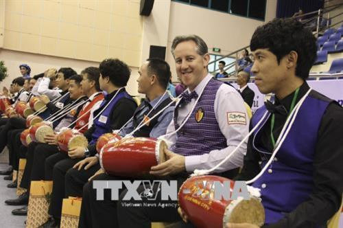 Tặng trống cơm cho các đội tham gia Giải Billiards 3 băng cúp thế giới Thành phố Hồ Chí Minh năm 2018. Ảnh: Xuân Dự - TTXVN