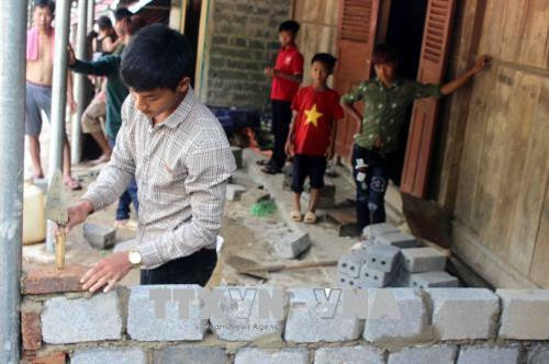 Những ngôi nhà được xây kiên cố tại bản Phìn Khò. Ảnh: Công Tuyên - TTXVN