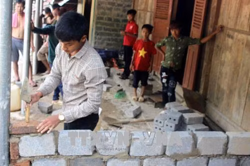 Những ngôi nhà được xây kiên cố tại bản Phìn Khò. Ảnh: Công Tuyên - TTXVN