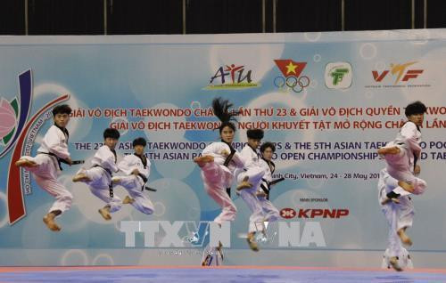 Đội Taekwondo Hàn Quốc biểu diễn tại lễ khai mạc. Ảnh: Xuân Dự - TTXVN