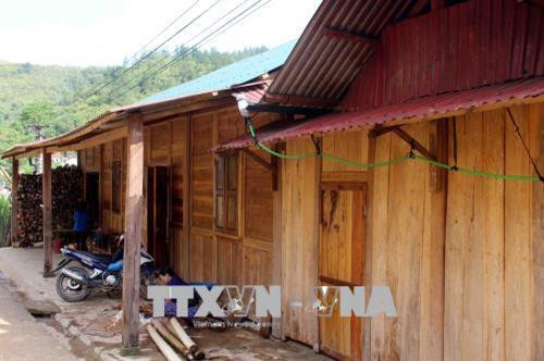 Những ngôi nhà được xây kiên cố tại bản Phìn Khò. Ảnh: Công Tuyên - TTXVN