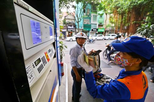 Khách đến mua xăng tại cửa hàng số 9 Trần Hưng Đạo (Hà Nội). Ảnh: Minh Quyết - TTXVN