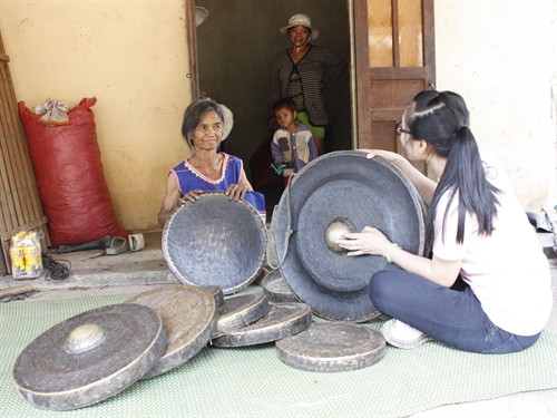 Gìn giữ, truyền dạy cách sử dụng loại nhạc cụ này cho thế hệ sau cũng là một cách bảo tồn các giá trị văn hóa dân tộc Gìn giữ, truyền dạy cách sử dụng loại nhạc cụ này cho thế hệ sau cũng là một cách bảo tồn các giá trị văn hóa dân tộc