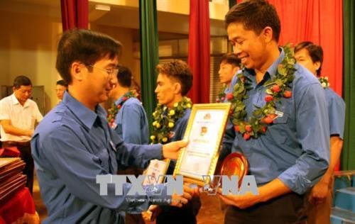 Bí thư Tỉnh đoàn Sơn La tặng bằng khen cho thanh niên tiên tiến làm theo lời Bác, giai đoạn 2016 - 2018. Ảnh: Diệp Anh - TTXVN Bí thư Tỉnh đoàn Sơn La tặng bằng khen cho thanh niên tiên tiến làm theo lời Bác, giai đoạn 2016 - 2018. Ảnh: Diệp Anh - TTXVN