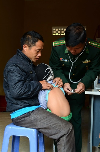 Các chiến sĩ biên phòng khám bệnh cho người dân ở xã Nậm Nhừ. Ảnh: Văn Dũng – TTXVN Các chiến sĩ biên phòng khám bệnh cho người dân ở xã Nậm Nhừ. Ảnh: Văn Dũng – TTXVN