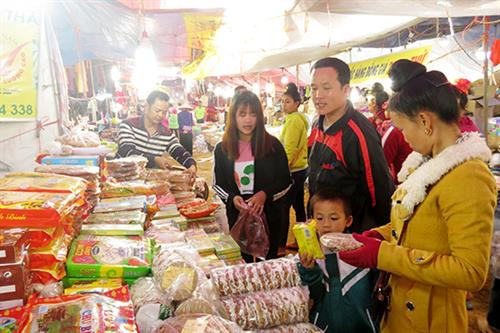 Người dân mua sắm hàng hóa tại phiên chợ đưa hàng Việt về nông thôn tổ chức tại xã Sốp Cộp, huyện Sốp Cộp. Ảnh: baosonla.org.vn