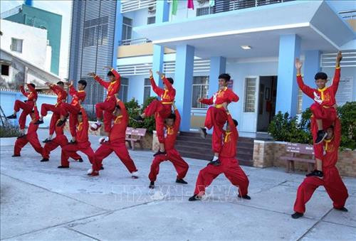 Các thành viên Câu lạc bộ lân sư rồng Hiền Long Đường tập luyện. Ảnh: Hồng Đạt - TTXVN Các thành viên Câu lạc bộ lân sư rồng Hiền Long Đường tập luyện. Ảnh: Hồng Đạt - TTXVN