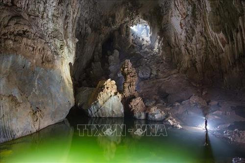 Hang Sơn Đoòng còn sở hữu một hệ thống sông ngầm lớn, được hình thành bởi sự giao thoa của 2 con sông. Cuối hang là bức tường đá vôi cao 90 mét, hay còn gọi là “Bức Tường Việt Nam”. Ảnh: TTXVN Các đặc điểm vĩ đại khác của hang làm cho Sơn Đoòng trở thành một tác phẩm thiên nhiên tuyệt vời chính là hệ thống sông ngầm, các khối thạch nhũ khổng lồ, các hố sụt và giếng trời tự nhiên. Ảnh: TTXVN Kích thước khổng lồ của hang cũng giúp cho các đám mây hình thành ngay trong hang từ các mạch sông ngầm. Ảnh: TTXVN