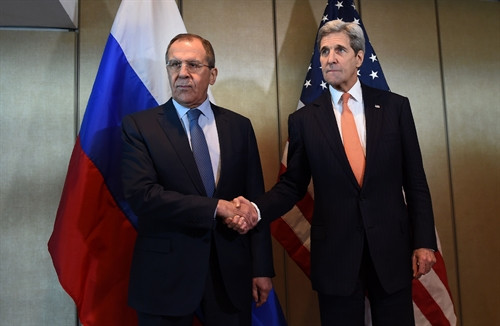 Trong ảnh (tư liệu): Ngoại trưởng Mỹ John Kerry (phải) và Ngoại trưởng Nga Sergei Lavrov tại một cuộc gặp ở Munich, Đức ngày 11/2. AFP/TTXVN