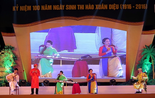 Một tiết mục trong chương trình nghệ thuật “Quê mình quê thơ” kỷ niệm 100 năm ngày sinh thi hào Xuân Diệu. Ảnh: Công Tường- TTXVN