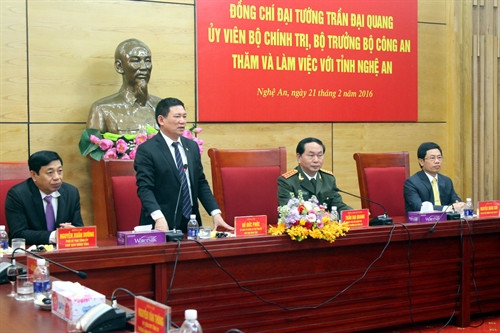 Bí thư tỉnh ủy Nghệ An Hồ Đức Phớc báo cáo tình hình phát triển kinh tế - xã hội của tỉnh Nghệ An tại buổi làm việc. Ảnh: Tá Chuyên - TTXVN