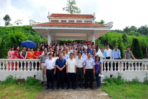 Ban Lãnh đạo TTXVN cùng các cán bộ, phóng viên, biên tập viên, nhân viên TTXVN chụp ảnh lưu niệm tại Khu kỷ niệm nơi làm việc của TTXVN tại An toàn khu Tuyên Quang. Ảnh: Danh Lam – TTXVN