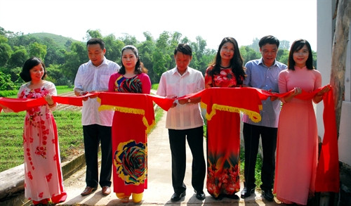 Tổng giám đốc TTXVN Nguyễn Đức Lợi (giữa) và các đại biểu cắt băng khánh thành công trình đường vào Khu kỷ niệm nơi làm việc của TTXVN tại An toàn khu Tuyên Quang. Ảnh: Danh Lam – TTXVN