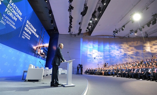 Tổng thống Nga Vladimir Putin (trái) phát biểu tại Diễn đàn kinh tế phương Đông ngày 4/9. AFP/TTXVN