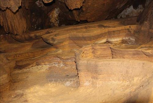 Khối nhũ đá hình dáng vân mây trong hang động Huổi Đáp. Ảnh: Xuân Tiến – TTXVN