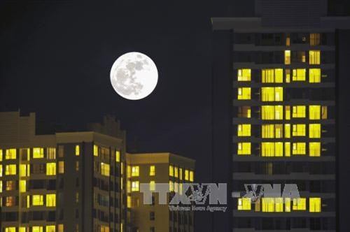 Hình ảnh siêu mặt trăng to khác thường trên bầu trời của những toà nhà chung cư tại Hà Nội.Ảnh: Minh Đức - TTXVN Hình ảnh siêu mặt trăng to khác thường trên bầu trời của những toà nhà chung cư tại Hà Nội.Ảnh: Minh Đức - TTXVN