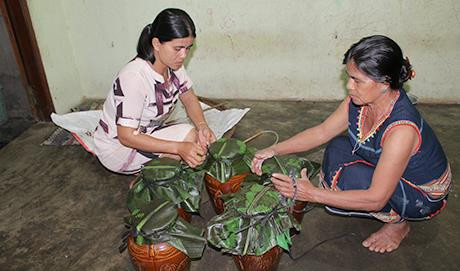 Bà Y Minh và con gái đang ủ rượu cần Bà Y Minh và con gái đang ủ rượu cần