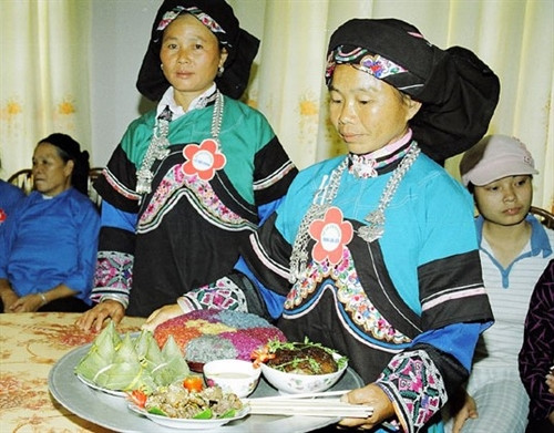 Mâm cúng của người Bố Y. Mâm cúng của người Bố Y.