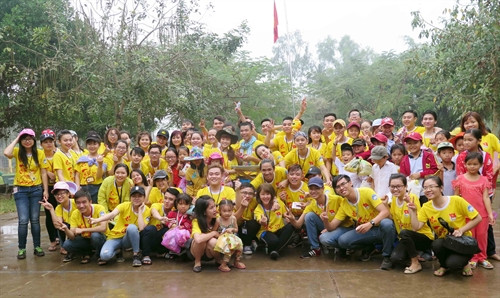 Các tình nguyện viên và các em nhỏ ở sân chơi thiếu nhi tại Trường Tiểu học An Ngãi Tây (xã An Ngãi Tây, huyện Ba Tri, Bến Tre)