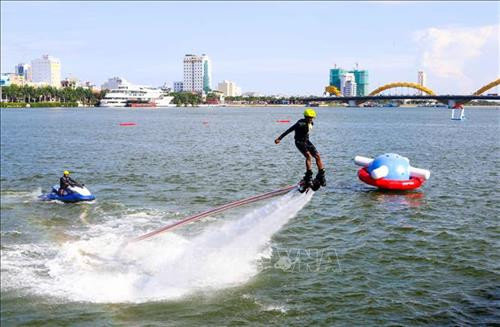 Biểu diễn Flyboard nhào lộn trên sông . Ảnh: Trần Lê Lâm - TTXVN