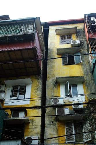 Các chuồng cọp là nguyên nhân gây ra sự xuống cấp tại các khu chung cư cũ (ảnh chụp tại đơn nguyên 1 nhà A tập thể Ngọc Khánh).