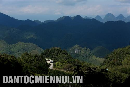 Cổng Trời Quản Bạ là cửa ngõ đầu tiên vào Công viên địa chất toàn cầu cao nguyên đá Đồng Văn, nằm trên đỉnh cao nhất của con đèo từ Hà Giang lên Quản Bạ. Ảnh: An Thành Đạt Làng văn hóa Nặm Đăm nằm ở trung tâm xã Quản Bạ là làng đầu tiên phát triển du lịch cộng đồng ở huyện Quản Bạ. Trong ảnh: Làng văn hóa Nặm Đăm với nhiều homestay phục vụ du khách. Ảnh: An Thành Đạt Khách du lịch trong và ngoài nước đến tham quan, mua sắm tại làng dệt thổ cẩm Lùng Tám thuộc xã Lùng Tám, huyện Quản Bạ. Trong ảnh: Làng văn hóa Nặm Đăm với nhiều homestay phục vụ du khách. Ảnh: An Thành Đạt - DTMN Cổng Trời Quản Bạ là cửa ngõ đầu tiên vào Công viên địa chất toàn cầu cao nguyên đá Đồng Văn, nằm trên đỉnh cao nhất của con đèo từ Hà Giang lên Quản Bạ. Ảnh: An Thành Đạt Làng văn hóa Nặm Đăm nằm ở trung tâm xã Quản Bạ là làng đầu tiên phát triển du lịch cộng đồng ở huyện Quản Bạ. Trong ảnh: Làng văn hóa Nặm Đăm với nhiều homestay phục vụ du khách. Ảnh: An Thành Đạt Khách du lịch trong và ngoài nước đến tham quan, mua sắm tại làng dệt thổ cẩm Lùng Tám thuộc xã Lùng Tám, huyện Quản Bạ. Trong ảnh: Làng văn hóa Nặm Đăm với nhiều homestay phục vụ du khách. Ảnh: An Thành Đạt - DTMN