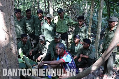 Nướng gà, cơm lam để dâng cúng thần rừng theo đúng phong tục của người Jrai ở Tây Nguyên. Ảnh: Hồng Điệp Già làng Siu Tới - người làng Ograng, xã Ia Pếch, huyện Ia Grai (Gia Lai) cùng đồng bào, dân quân tự vệ, lực lượng kiểm lâm thực hiện nghi lễ cúng rừng. Ảnh: Hồng Điệp Sau lễ cúng rừng, người Jrai tập trung ăn uống theo phong tục truyền thống. Ảnh: Hồng Điệp Nướng gà, cơm lam để dâng cúng thần rừng theo đúng phong tục của người Jrai ở Tây Nguyên. Ảnh: Hồng Điệp Già làng Siu Tới - người làng Ograng, xã Ia Pếch, huyện Ia Grai (Gia Lai) cùng đồng bào, dân quân tự vệ, lực lượng kiểm lâm thực hiện nghi lễ cúng rừng. Ảnh: Hồng Điệp Sau lễ cúng rừng, người Jrai tập trung ăn uống theo phong tục truyền thống. Ảnh: Hồng Điệp