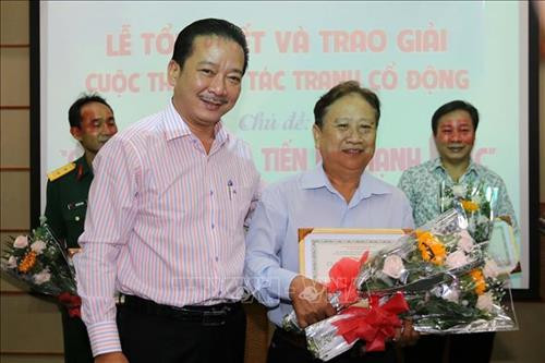 Ông Võ Trọng Nam, Phó Giám đốc Sở Văn hóa và Thể thao Thành phố Hồ Chí Minh, trao giải nhất cho tác giả Lê Việt Hồng. Ảnh: Thanh Vũ - TTXVN Ông Võ Trọng Nam, Phó Giám đốc Sở Văn hóa và Thể thao Thành phố Hồ Chí Minh, trao giải nhất cho tác giả Lê Việt Hồng. Ảnh: Thanh Vũ - TTXVN