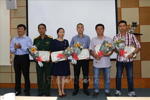 Trao giải khuyến khích cho các tác giả. Ảnh: Thanh Vũ - TTXVN Trao giải khuyến khích cho các tác giả. Ảnh: Thanh Vũ - TTXVN