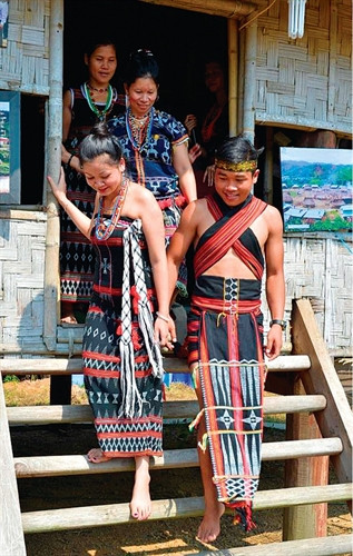 Trang phục cô dâu, chú rể Cơ Tu trong ngày cưới. Trang phục cô dâu, chú rể Cơ Tu trong ngày cưới.