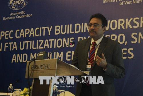 Tiến sĩ Raijan Sudesh Ratna, Chuyên gia Ủy ban Kinh tế - Xã hội khu vực châu Á - Thái Bình Dương của Liên Hiệp Quốc phát biểu tại hội thảo. Ảnh: Xuân Anh – TTXVN Tiến sĩ Raijan Sudesh Ratna, Chuyên gia Ủy ban Kinh tế - Xã hội khu vực châu Á - Thái Bình Dương của Liên Hiệp Quốc phát biểu tại hội thảo. Ảnh: Xuân Anh – TTXVN