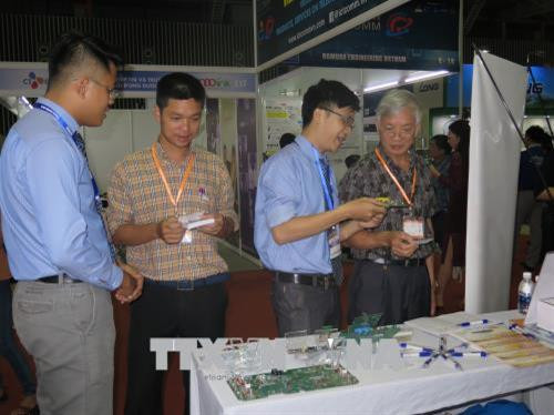 Khách tham quan triển lãm Vietnam ICTCOMM 2018. Ảnh: Hoàng Hải - TTXVN