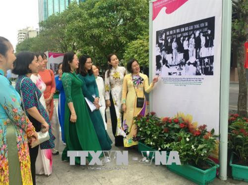 Khách tham quan triển lãm. Ảnh: Gia Thuận - TTXVN .