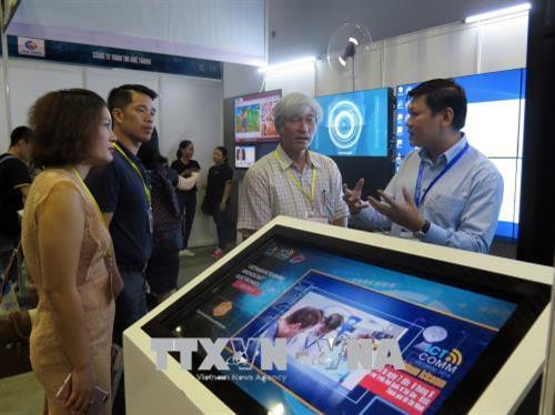 Khách tham quan triển lãm Vietnam ICTCOMM 2018. Ảnh: Hoàng Hải - TTXVN