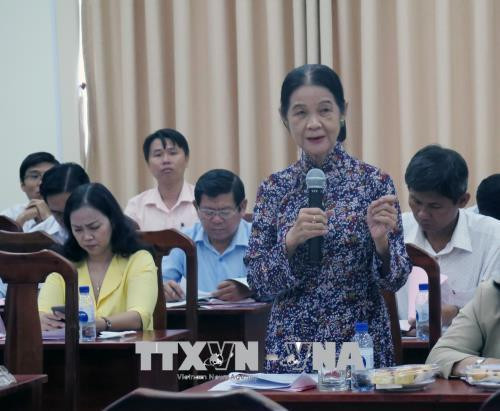 Luật sư Trương Thị Hòa, ủy viên Ủy ban Mặt trận Tổ quốc Việt Nam Thành phố Hồ Chí Minh trình bày tham luận. Ảnh:Hoàng Hải - TTXVN