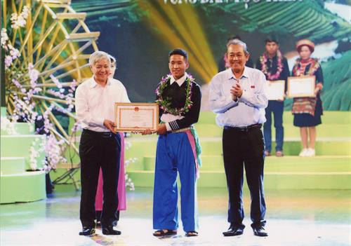 Phó Thủ tướng thường trực Chính phủ Trương Hòa Bình và Bộ trưởng, Chủ nhiệm Ủy ban Dân tộc Đỗ Văn Chiến trao bằng khen cho gương điển hình khởi nghiệp trong chương trình "Khát vọng khởi nghiệp - Bừng sáng bản làng". Ảnh: cema.gov.vn Phó Thủ tướng thường trực Chính phủ Trương Hòa Bình và Bộ trưởng, Chủ nhiệm Ủy ban Dân tộc Đỗ Văn Chiến trao bằng khen cho gương điển hình khởi nghiệp trong chương trình "Khát vọng khởi nghiệp - Bừng sáng bản làng". Ảnh: cema.gov.vn